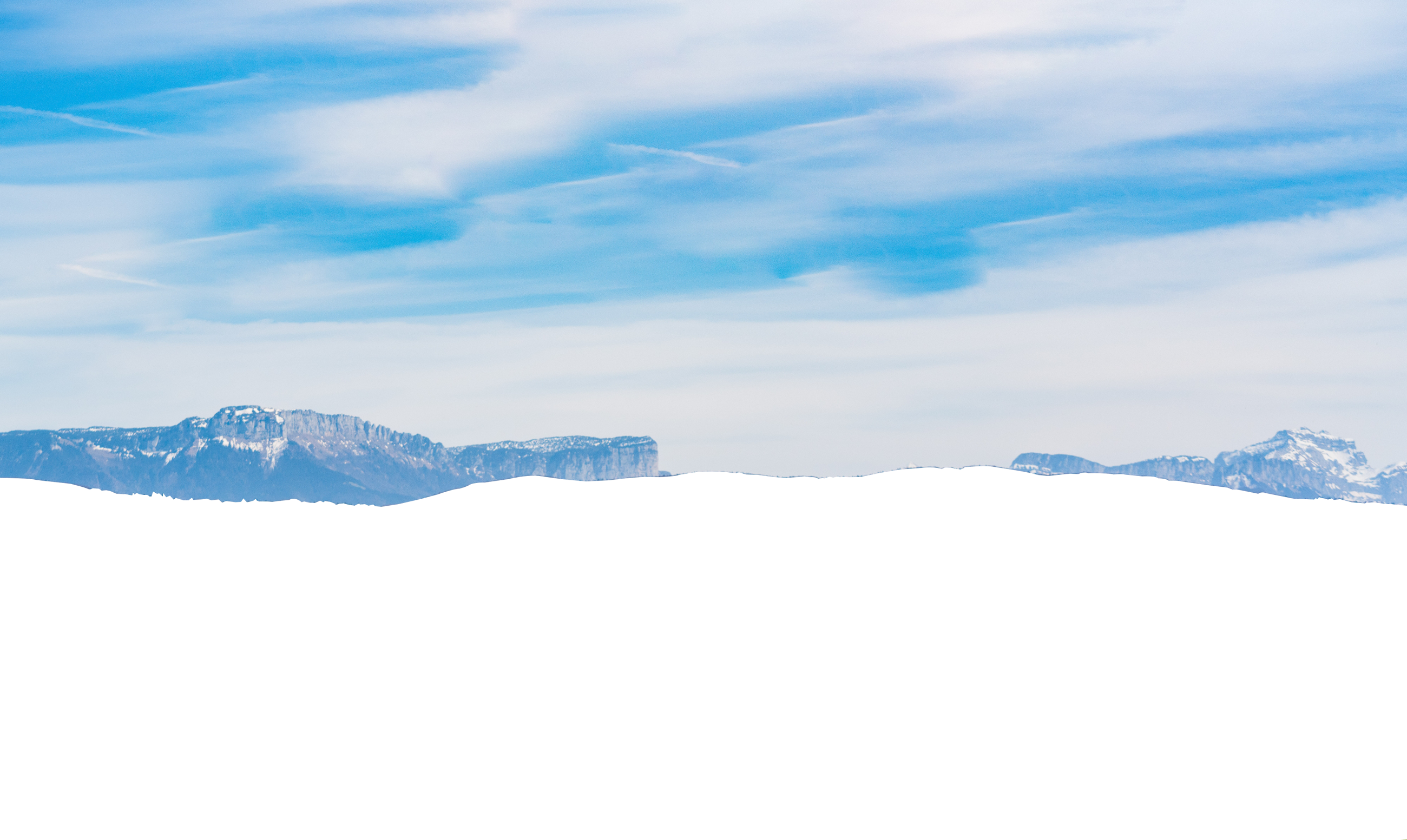 ciel bleu avec nuages blancs