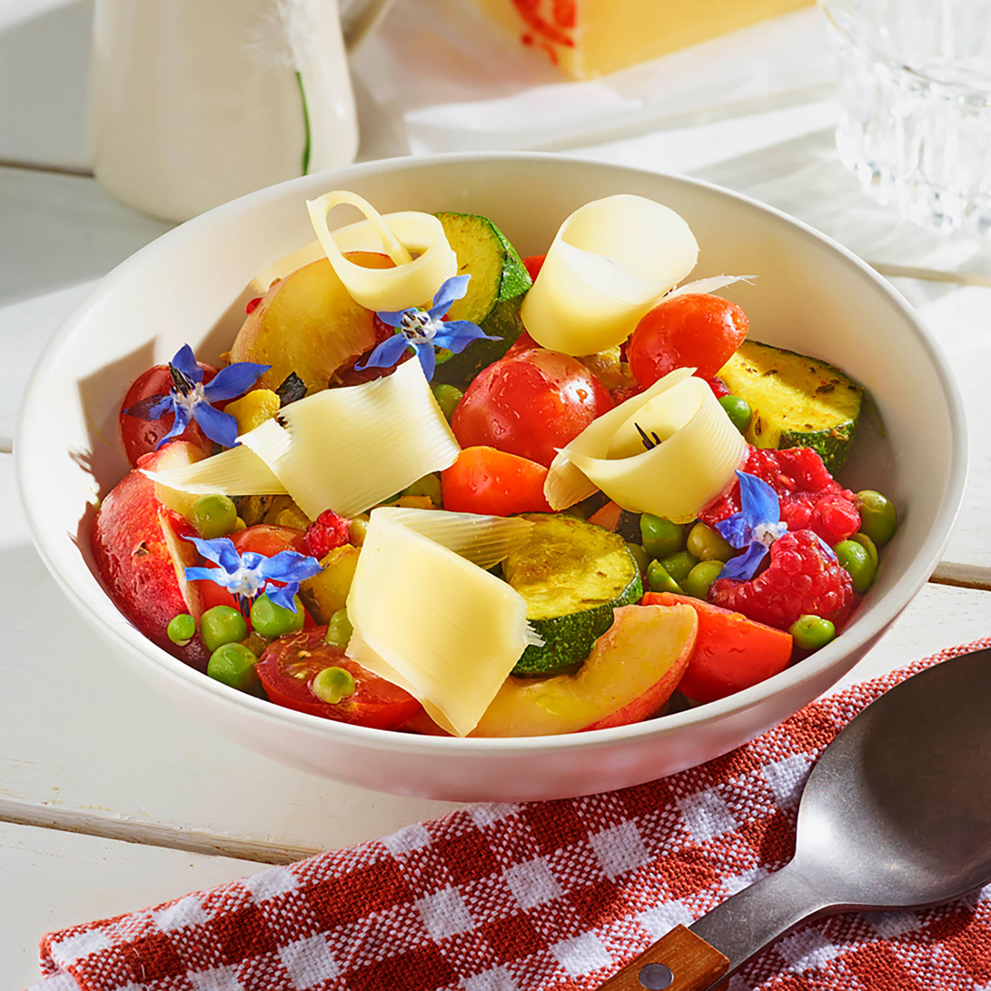 Salade de légumes et fruits de saison à l'Emmental de Savoie