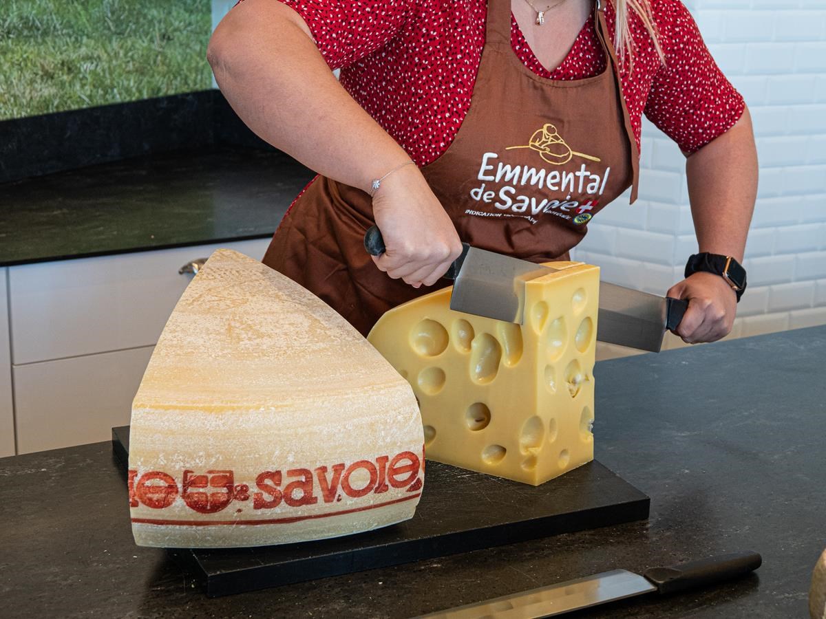 Emmental tranché par un fromager