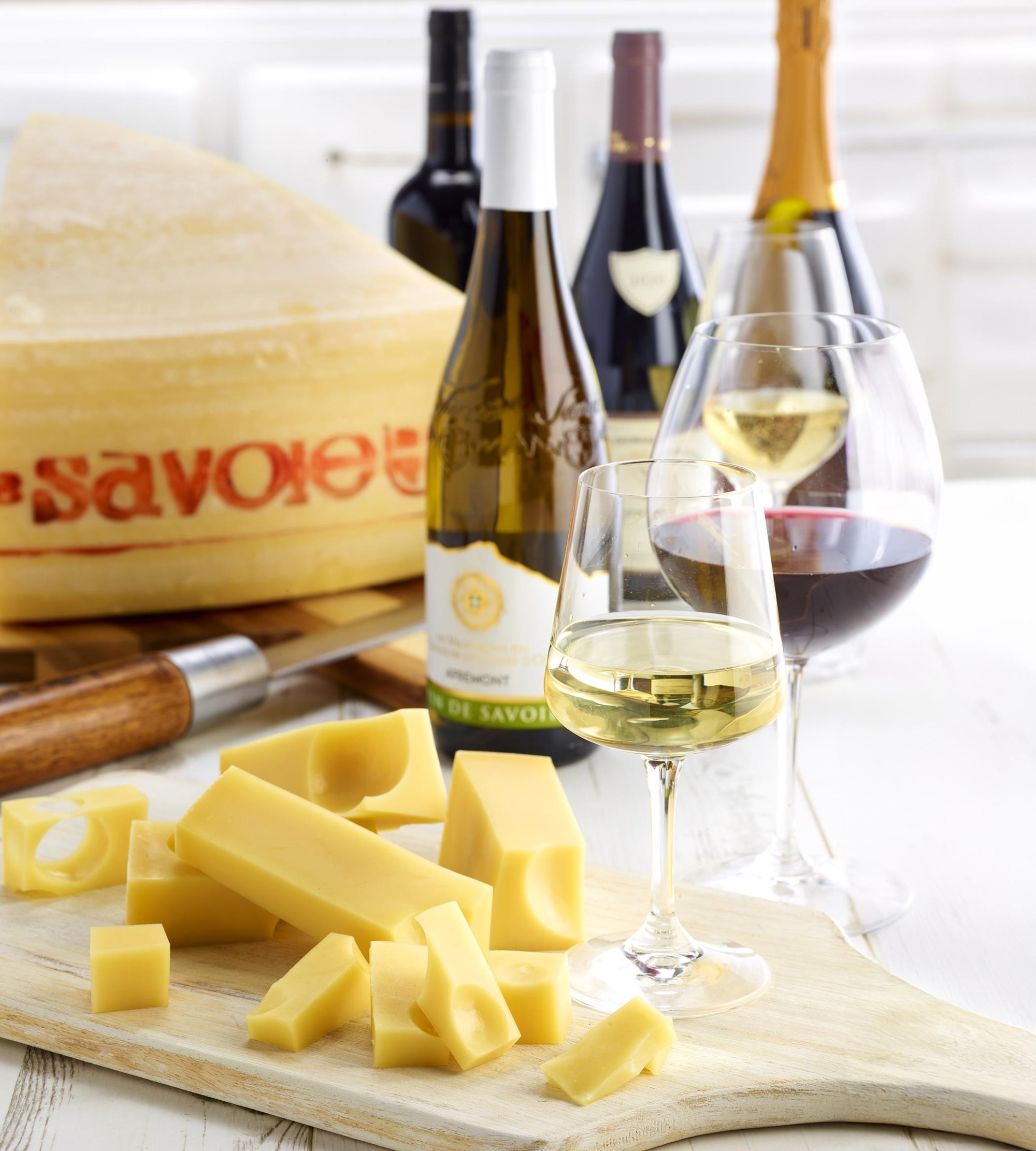 Vin route et vin blanc avec emmental de savoie igp