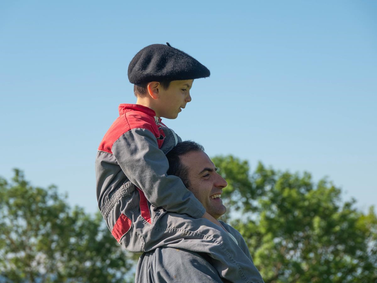 Enfant sur les épaules de son père