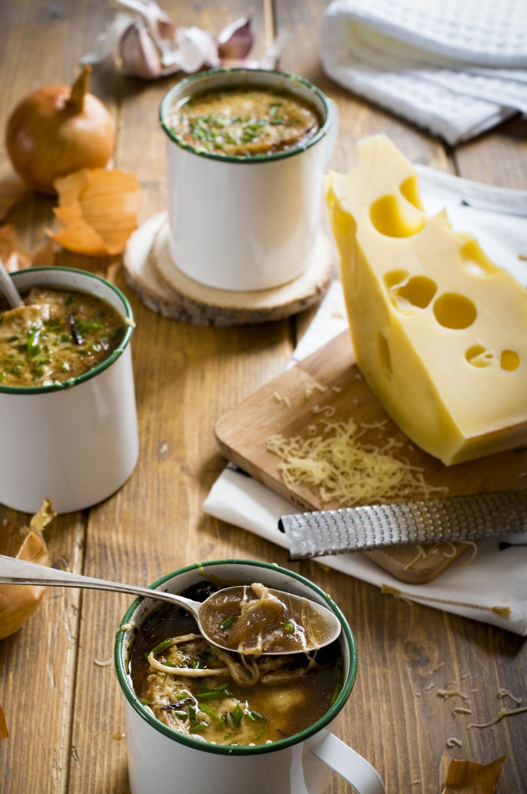 Soupe à l'oignon avec de l'emmental râpé à côté